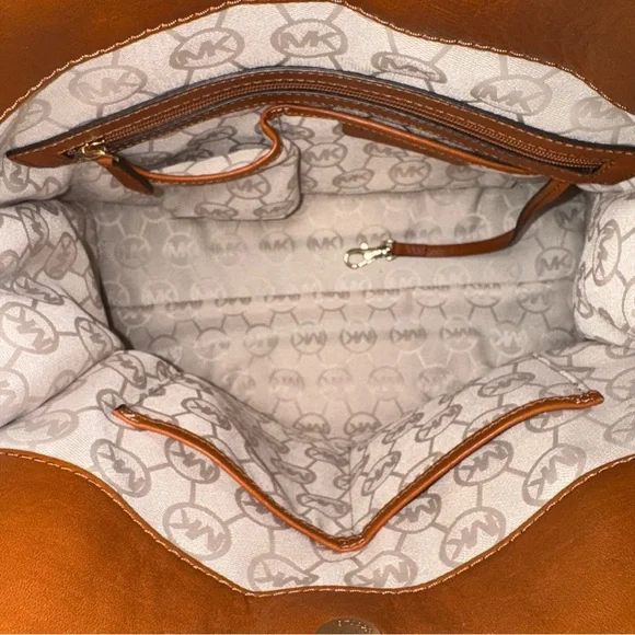 Michael Kors Hamilton Large Stripe Canvas Tote
Limited Edition Red and Cream - Picture 3 of 11